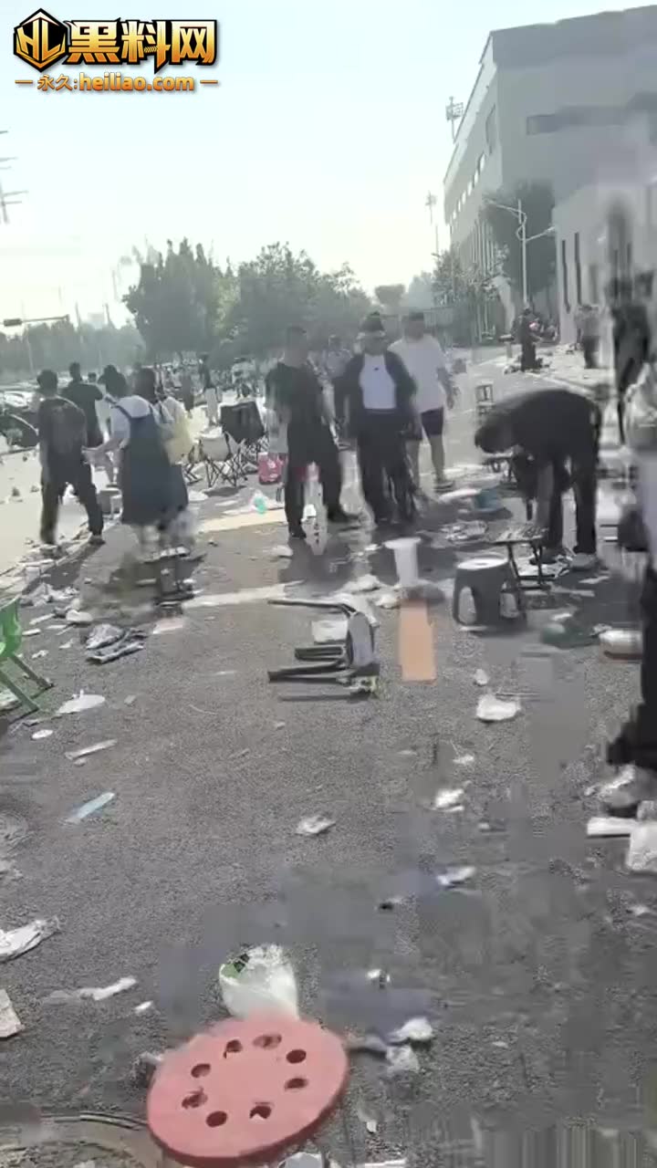 保定职教中心新生报名现场人潮涌动 大门被挤破秩序一度混乱