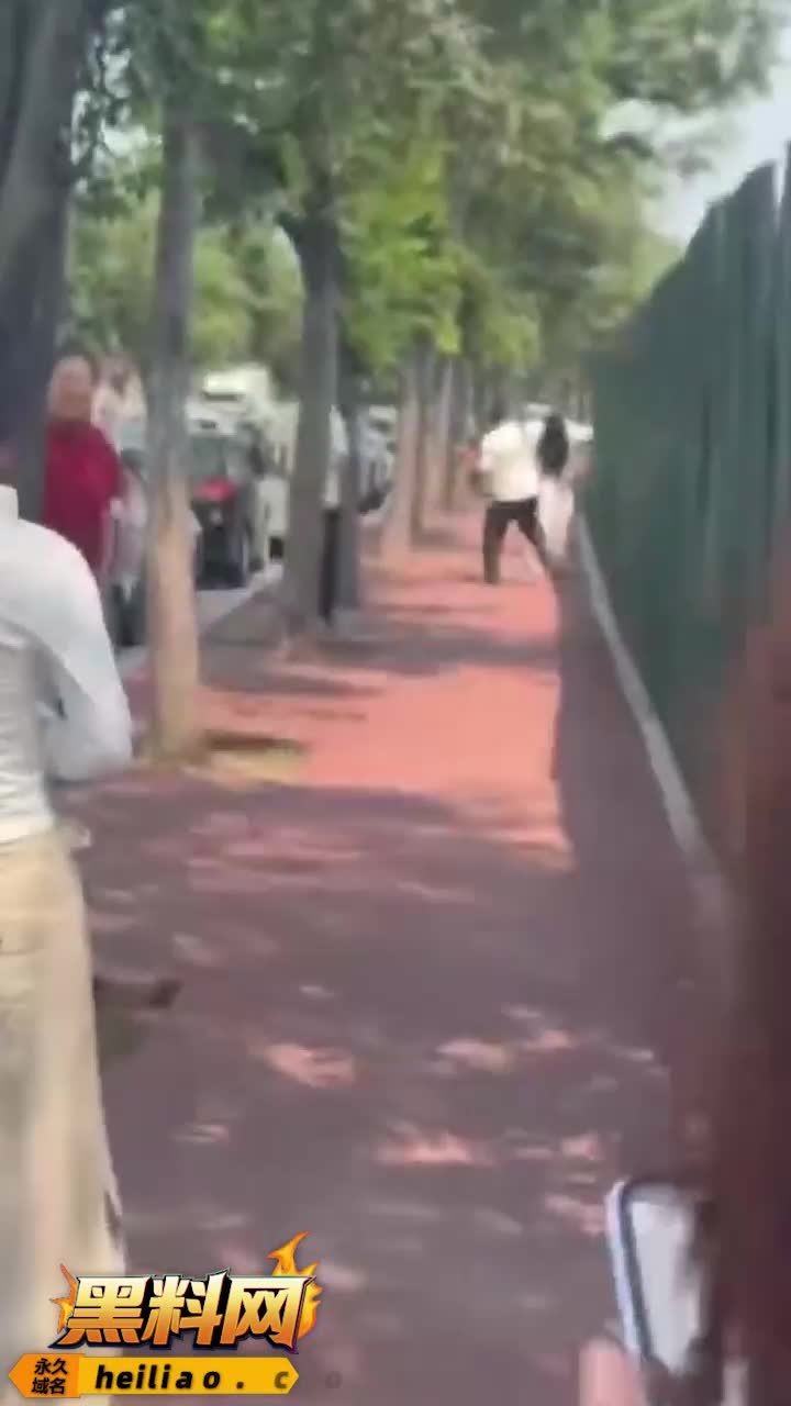 老公抓到老婆出轨现场 画面异常火爆 光天化日当街暴打 围观群众根本劝不住