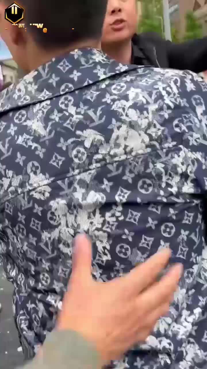 重庆龙城国际红绿灯路口突发猛烈车祸 白色小车狂冲人群碎片满地惨状惊人