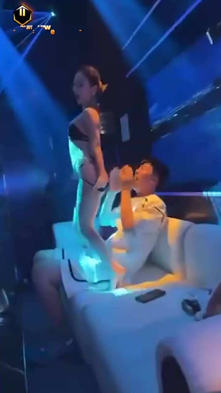 商K嫩模小姐姐贴身热舞 情趣内裤主动骑乘 大哥害羞捂脸被调侃钱白花了