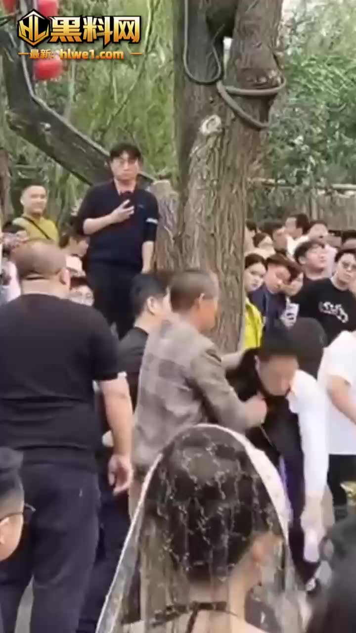 抓奸吃瓜 杭州北高峰神级绿帽现场 情侣爬山双双出轨半路撞车