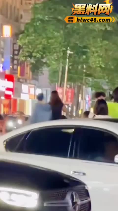 广西北海合浦美人鱼广场 一男子撞见前妻逛街 醋意大发当街干仗